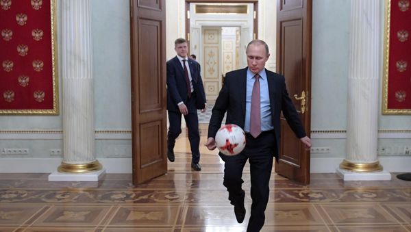 Президент РФ Владимир Путин с мячом после встречи в Кремле с президентом ФИФА Джанни Инфантино - Sputnik Азербайджан
