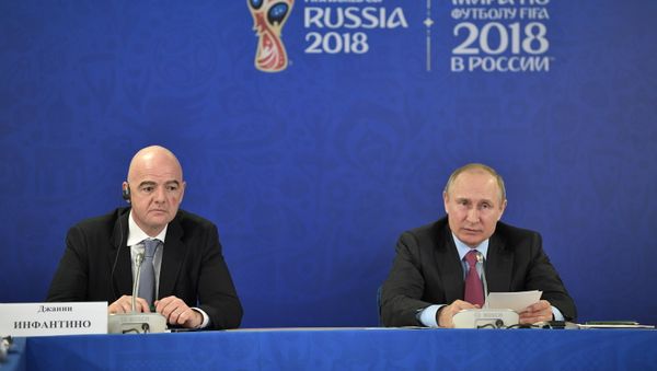 Президент РФ Владимир Путин и президент FIFA Джанни Инфантино (слева) на заседании наблюдательного совета АНО Организационный комитет Россия-2018 - Sputnik Азербайджан