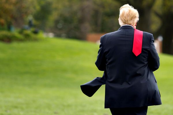 Президент США Дональд Трамп на лужайке Белого дома в Вашингтоне - Sputnik Азербайджан