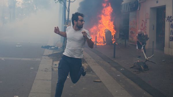 Во время беспорядков, возникших во время первомайской демонстрации в Париже - Sputnik Азербайджан