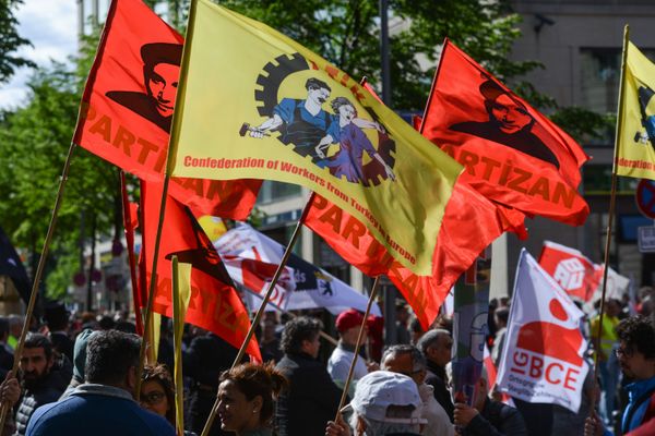 Участники первомайской демонстрации в Берлине - Sputnik Азербайджан