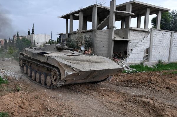 Военная техника на линии соприкосновения сирийской арабской армии с группировкой ИГ (Террористическая организация, запрещена в России) неподалеку от лагеря палестинских беженцев Ярмук в южном пригороде Дамаска - Sputnik Азербайджан