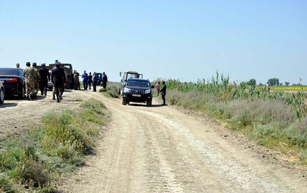Тракторный прицеп перевернулся и упал в водоканал Тракторный прицеп перевернулся и упал в водоканал - Sputnik Азербайджан