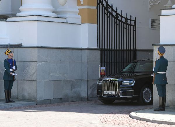 Автомобиль Aurus кортежа президента РФ - Sputnik Азербайджан