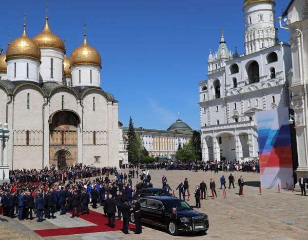 Автомобиль Aurus кортежа президента РФ на Соборной площади Московского Кремля - Sputnik Азербайджан