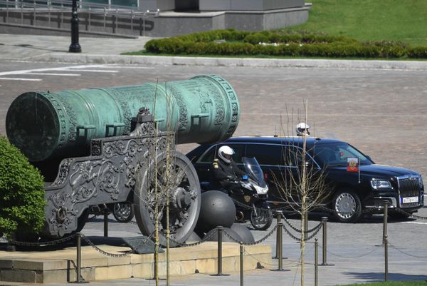 Автомобиль Aurus кортежа президента РФ - Sputnik Азербайджан