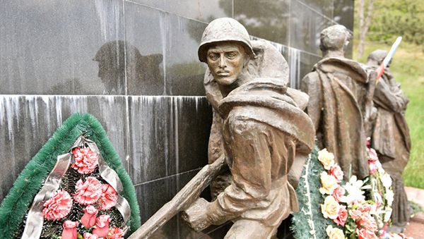 Памятник воинам 77 Краснознаменной Ордена Суворова Симферопольской стрелковой дивизии им. Орджоникидзе у подножия Сапун-горы в Севастополе - Sputnik Азербайджан
