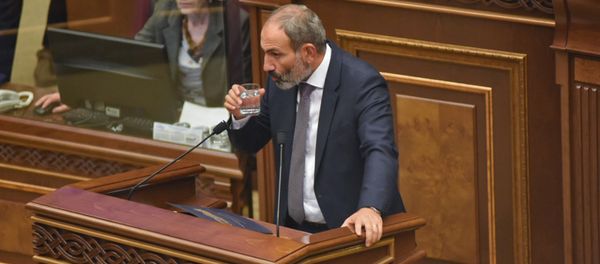 Кандидат в премьер-министры Армении Никол Пашинян в Национальном Собрании Армении (8 мая 2018). Еревaн - Sputnik Азербайджан