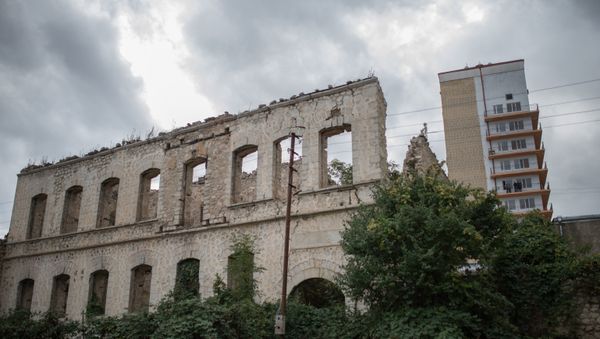 Разрушенные в ходе войны дома в оккупированном Арменией азербайджанском городе Шуша - Sputnik Азербайджан