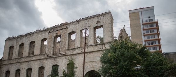 Разрушенные в ходе войны дома в оккупированном Арменией азербайджанском городе Шуша - Sputnik Азербайджан
