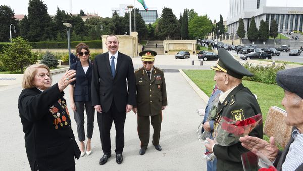 Президент Ильхам Алиев принял участие в проведенной в Баку церемонии по случаю 9 Мая – Дня Победы - Sputnik Азербайджан