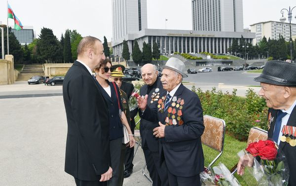 Президент Ильхам Алиев принял участие в проведенной в Баку церемонии по случаю 9 Мая – Дня Победы - Sputnik Азербайджан