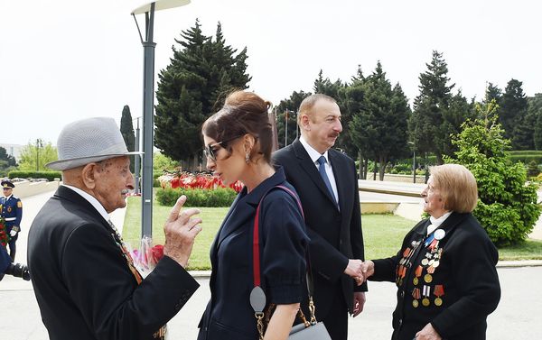 Президент Ильхам Алиев принял участие в проведенной в Баку церемонии по случаю 9 Мая – Дня Победы - Sputnik Азербайджан