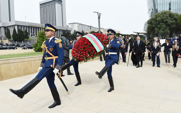 Президент Ильхам Алиев принял участие в проведенной в Баку церемонии по случаю 9 Мая – Дня Победы - Sputnik Азербайджан
