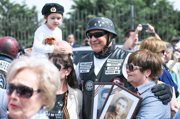 Акция Бессмертный полк по случаю 73 годовщины Дня Победы в Баку - Sputnik Азербайджан