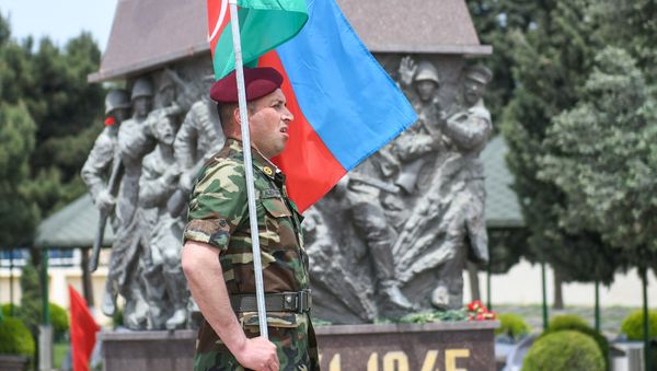 Акция Бессмертный полк по случаю 73 годовщины Дня Победы в Баку - Sputnik Азербайджан