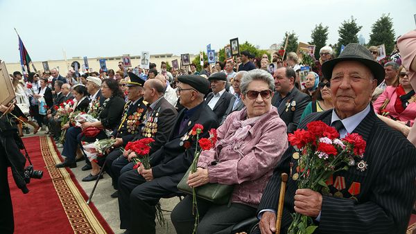 В Азербайджанской Армии проводится ряд мероприятий в связи с 73-й годовщиной Победы в Великой Отечественной войне - Sputnik Азербайджан