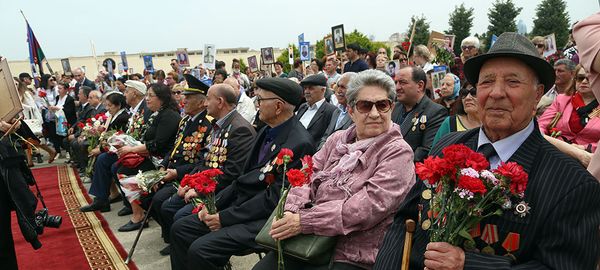 В Азербайджанской Армии проводится ряд мероприятий в связи с 73-й годовщиной Победы в Великой Отечественной войне - Sputnik Азербайджан
