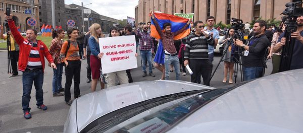 Активисты заблокировали движение улицы Аргишти перед мэрией столицы (10 мая 2018). Ереван - Sputnik Азербайджан