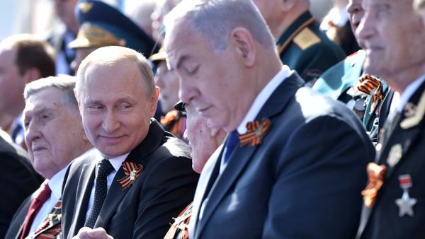 Президент РФ - Верховный главнокомандующий вооружёнными силами РФ Владимир Путин на военном параде в ознаменование 73-й годовщины Победы в Великой Отечественной войне 1941–1945 годов на Красной площади в Москве. Справа - премьер-министр Израиля Биньямин Нетаньяху - Sputnik Азербайджан