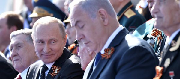Президент РФ - Верховный главнокомандующий вооружёнными силами РФ Владимир Путин на военном параде в ознаменование 73-й годовщины Победы в Великой Отечественной войне 1941–1945 годов на Красной площади в Москве. Справа - премьер-министр Израиля Биньямин Нетаньяху - Sputnik Азербайджан