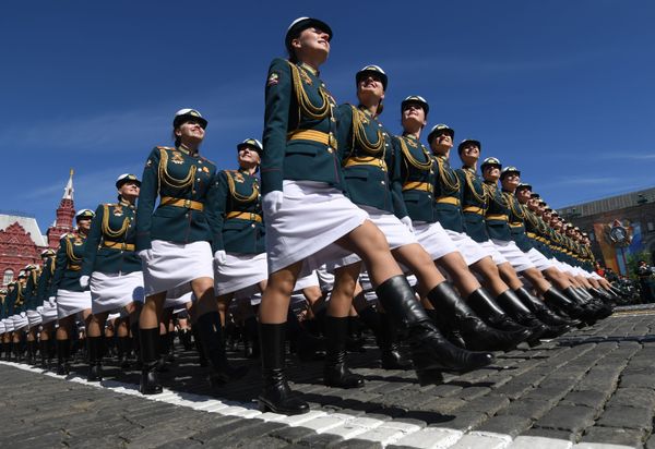 Курсантки Военного университета министерства обороны РФ на военном параде, посвященном 73-й годовщине Победы в Великой Отечественной войне - Sputnik Азербайджан