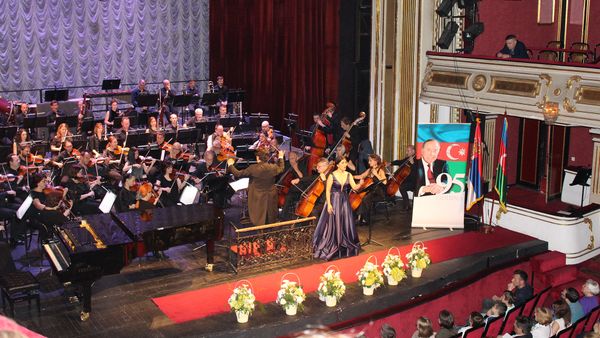 Гала-концерт по случаю 95-летия общенационального лидера Азербайджана Гейдара Алиева и 100-летия Демократической Республики Азербайджана - Sputnik Азербайджан