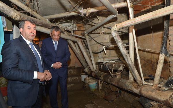 Председатель Госкомитета по делам беженцев и вынужденных переселенцев Ровшан Рзаев в здании общежития - Sputnik Азербайджан