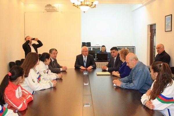 Выступает руководитель представительства Россотрудничества в Азербайджане Валентин Денисов - Sputnik Азербайджан