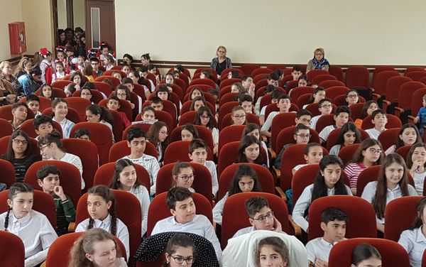 В Баку прошел очередной  тур Х (юбилейной) республиканской Олимпиады по русскому языку и литературе - Sputnik Азербайджан