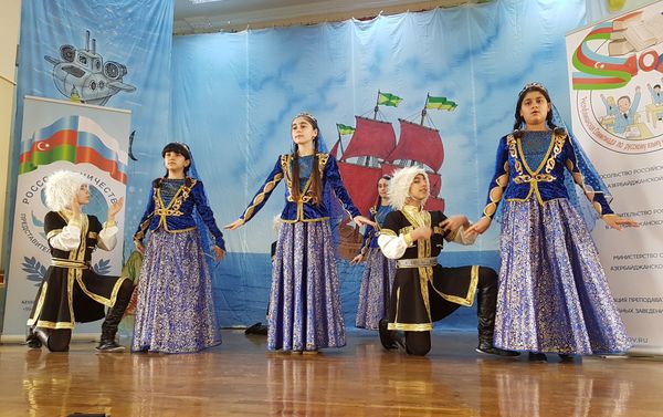 В Баку прошел очередной  тур Х (юбилейной) республиканской Олимпиады по русскому языку и литературе - Sputnik Азербайджан