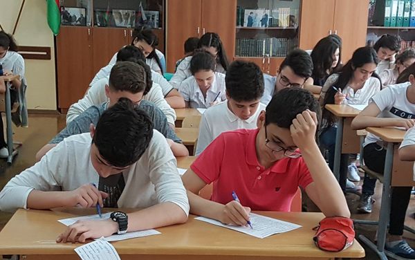 В Баку прошел очередной  тур Х (юбилейной) республиканской Олимпиады по русскому языку и литературе - Sputnik Азербайджан