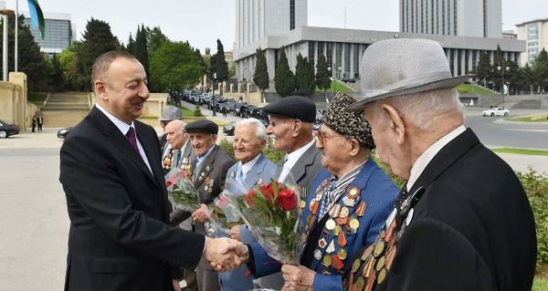 Участник Второй мировой войны Мир Мухаммед Алиев на встрече с президентом Ильхамом Алиевым - Sputnik Азербайджан