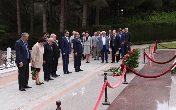 Союз архитекторов провел пленум, посвященный 95-летию великого Гейдара Алиева и 100-летию Азербайджанской Демократической Республики - Sputnik Азербайджан