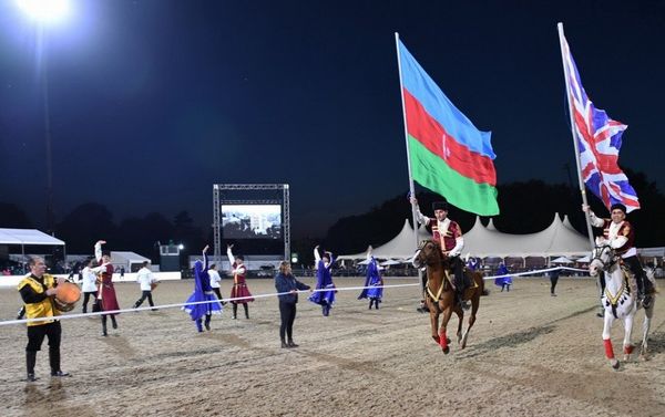 Группа всадников Государственной пограничной службы выступила в организованном накануне дня рождения Королевы Великобритании Елизаветы II - Sputnik Азербайджан