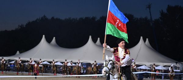 Группа всадников Государственной пограничной службы выступила в организованном накануне дня рождения Королевы Великобритании Елизаветы II - Sputnik Азербайджан