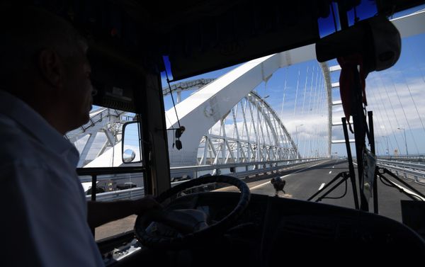 Автомобильная часть моста через Керченский пролив оборудована 60 дорожными знаками. Разрешенная скорость движения здесь — 90 км/ч - Sputnik Азербайджан