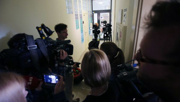 Журналисты у офиса РИА Новости Украина в Киеве, где СБУ проводит обыски - Sputnik Азербайджан