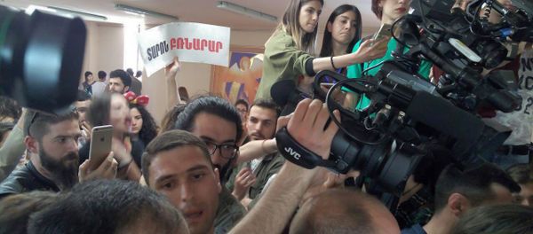 Ситуация в Мэрии Еревана (16 мая 2018) - Sputnik Азербайджан