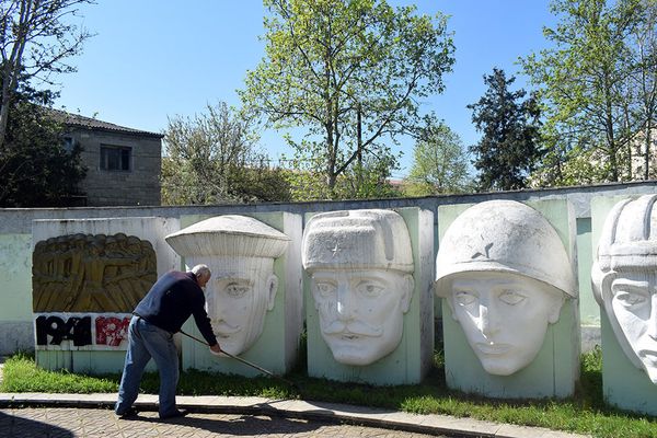 Фариз Ахмедов за пять лет превратил старый парк в настоящий райский уголок - Sputnik Азербайджан