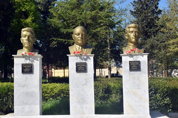 Слева направо: бюсты героев Советского Союза Юсифа Садыгова, Мардана Мусаева и Мастана Алиева - Sputnik Азербайджан