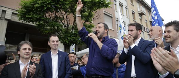 Митинг сторонников Лиги севера в Милане, Италия,  4 мая 2018 года - Sputnik Азербайджан
