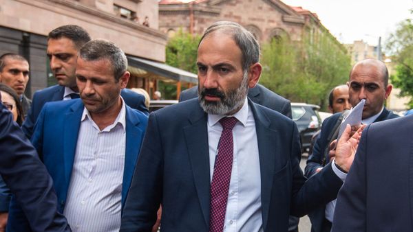 Премьер-министр Армении Никол Пашинян на пути от Дома правительства в министерство Экономики (15 мая 2018). Еревaн - Sputnik Азербайджан
