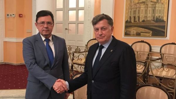 Временный поверенный в делах РФ в Азербайджанской Республике Олег Мурашев (слева) и председатель ЗС СПб Вячеслав Макаров в ходе встречи в Баку - Sputnik Азербайджан