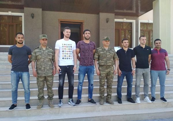 Футболисты футбольного клуба Карабах в одной из воинских частей в Карабахском регионе  - Sputnik Азербайджан