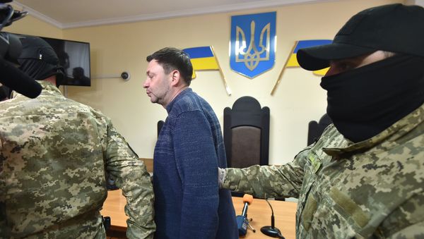 Арестованный  Кирилл Вышинский после суда в Херсоне - Sputnik Азербайджан