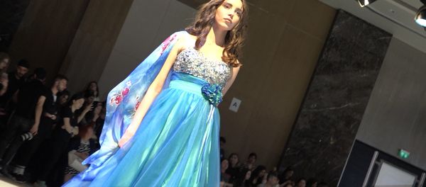 Шелк, гранат и 50 оттенков розового на Azerbaijan Fashion Week - Sputnik Азербайджан