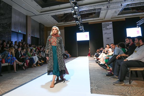 Показ модных коллекций седьмого сезона Azerbaijan Fashion Week - Sputnik Азербайджан