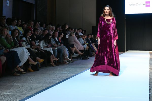 Показ модных коллекций седьмого сезона Azerbaijan Fashion Week - Sputnik Азербайджан