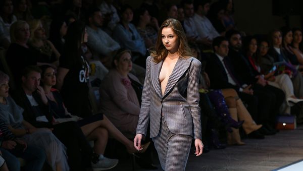 Показ модных коллекций седьмого сезона Azerbaijan Fashion Week - Sputnik Азербайджан